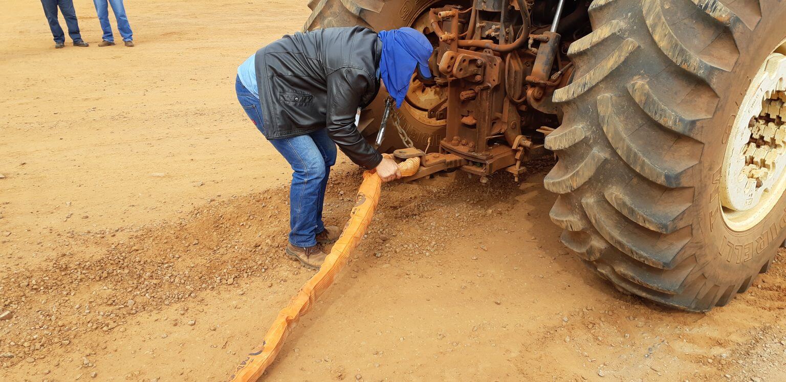 Cintas de fibras sintéticas no reboque de veículos pesados no campo