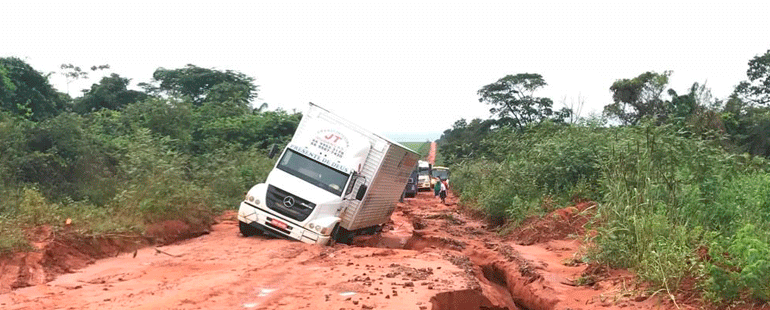 Cintas de fibras sintéticas no reboque de veículos pesados no campo