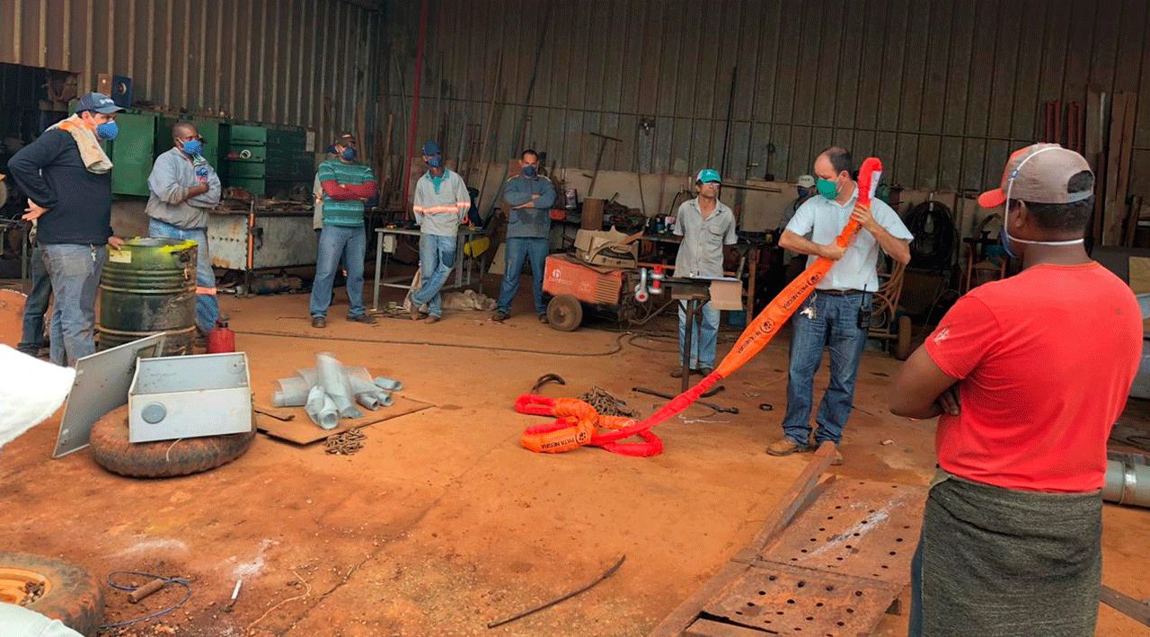 Cintas de fibras sintéticas no reboque de veículos pesados no campo